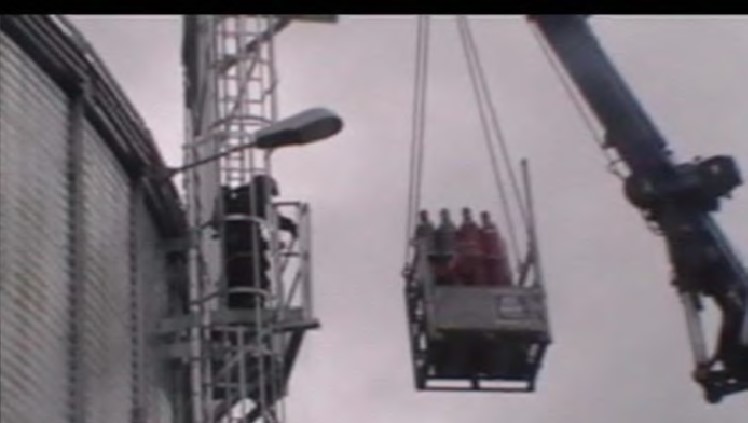 Hoisting CO₂ cylinders to a firefighter at an elevated platform (Caution, injection of CO₂ is potentially unsafe). Video still, image courtesy: Hallingdal brann- og redningsteneste, Norway